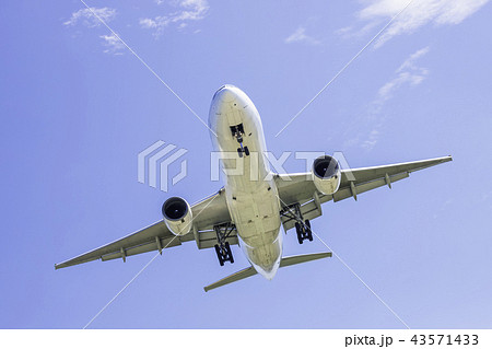 着陸する飛行機 ボーイング777-200 着陸する飛行機 ボーイング777-200 43571433