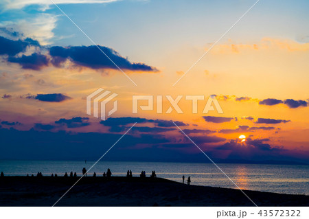 沖縄 美らSUNビーチからみる夕陽 沖縄 美らSUNビーチからみる夕陽 43572322