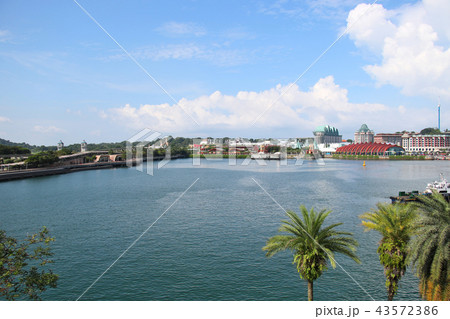 シンガポール、リゾート地・セントーサ島を本島側より望む　左側にセントーサ・ボードウォークが見える 43572386