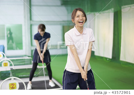 ゴルフ 打ちっ放し 女性 ゴルフ 打ちっ放し 女性 43572901