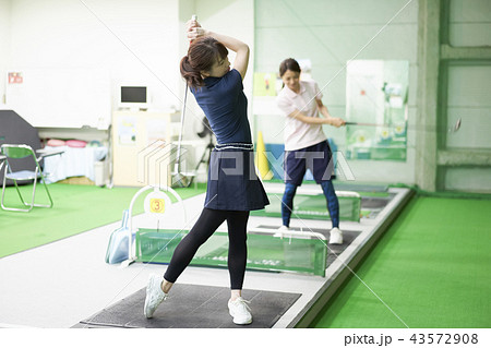 ゴルフ　打ちっ放し 女性 43572908