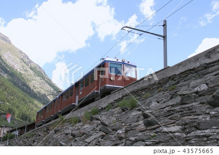 ツェルマット駅を出発する登山電車 43575665
