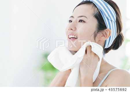 洗顔 クレンジング ビューティー 女性 スキンケア ビューティ 若い女性 美容 洗顔 クレンジング ビューティー 女性 スキンケア ビューティ 若い女性 美容 43575692