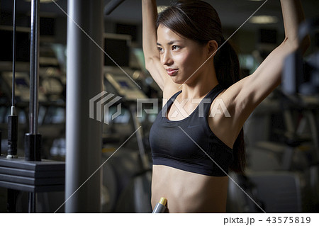 スポーツジム 女性 ダンベル 筋トレの写真素材