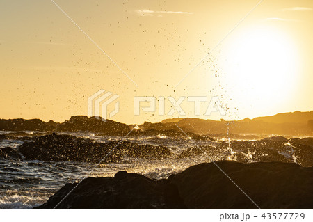 夕日の波打ち際 43577729