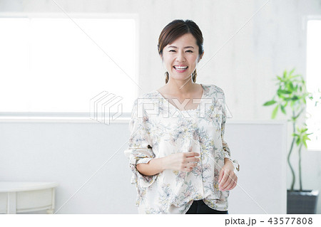 女性 若い女性 ポートレート かわいい カジュアル 女性 若い女性 ポートレート かわいい カジュアル 43577808
