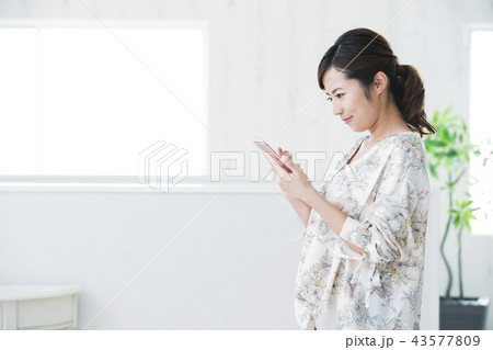 女性 若い女性 ポートレート かわいい カジュアル 女性 若い女性 ポートレート かわいい カジュアル 43577809