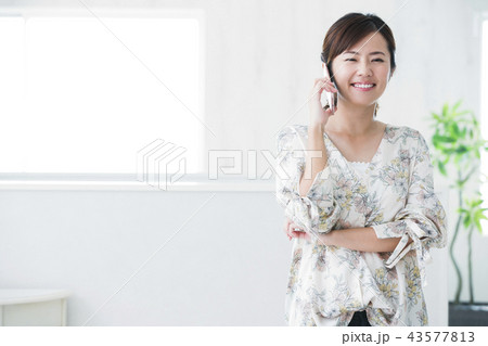 女性 若い女性 ポートレート かわいい カジュアル 女性 若い女性 ポートレート かわいい カジュアル 43577813