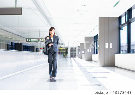ビジネスウーマン（空港） 43578443