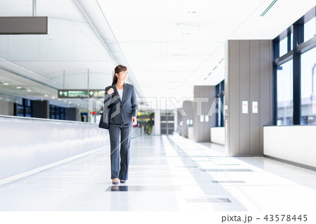 ビジネスウーマン（空港） 43578445