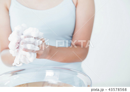 洗顔　クレンジング　ビューティー　女性　スキンケア　ビューティ　若い女性　美容 43578568