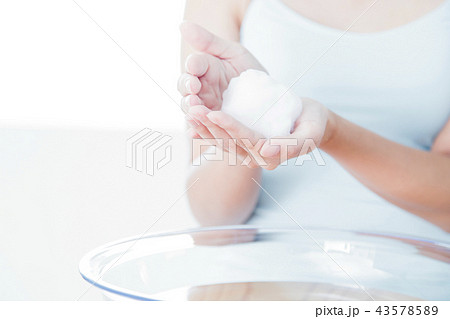 洗顔　クレンジング　ビューティー　女性　スキンケア　ビューティ　若い女性　美容 43578589