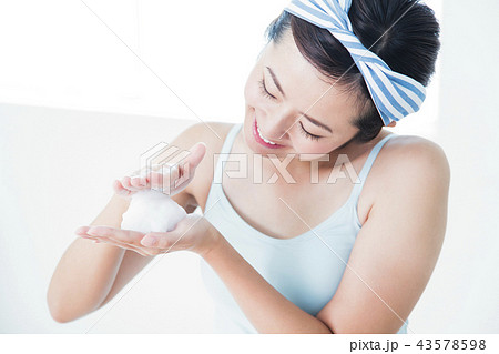 洗顔　クレンジング　ビューティー　女性　スキンケア　ビューティ　若い女性　美容 43578598