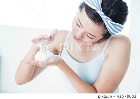 洗顔 クレンジング ビューティー 女性 スキンケア ビューティ 若い女性 美容 洗顔 クレンジング ビューティー 女性 スキンケア ビューティ 若い女性 美容 43578602