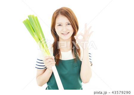 野菜を持つ笑顔の主婦 野菜を持つ笑顔の主婦 43579290