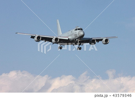 美しい青空を飛行する海上自衛隊のP-1国産ジェット哨戒機 美しい青空を飛行する海上自衛隊のP-1国産ジェット哨戒機 43579346