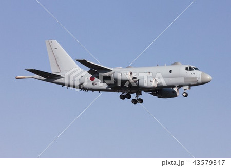 美しい青空を飛行する海上自衛隊のP-1国産ジェット哨戒機 美しい青空を飛行する海上自衛隊のP-1国産ジェット哨戒機 43579347