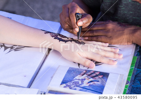 Artist grafting temporary henna mehendi tattoo art 43580095
