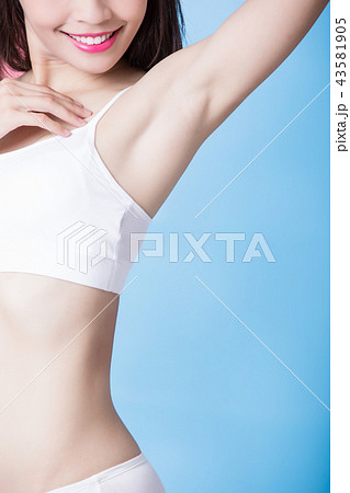 woman with armpit plucking 43581905