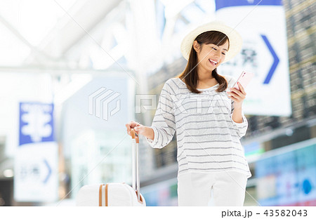 若い女性（空港） 43582043