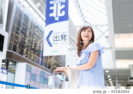 若い女性（空港） 43582692