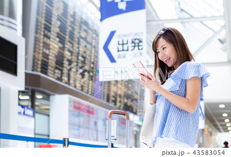 若い女性(空港-スマホ) 若い女性(空港-スマホ) 43583054