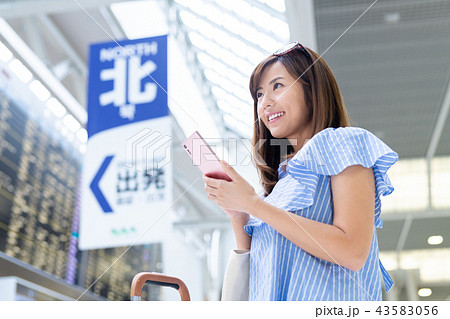 若い女性（空港－スマホ） 43583056