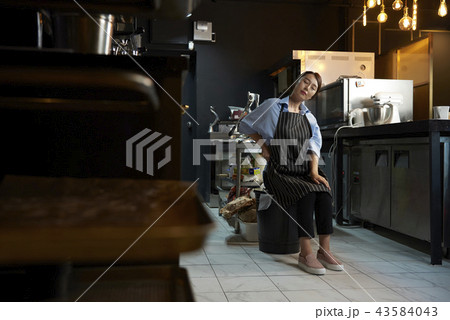 人物 カフェ 女性 43584043