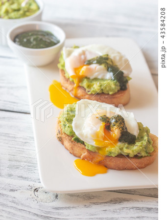 Sandwiches with guacamole and poached eggs 43584208