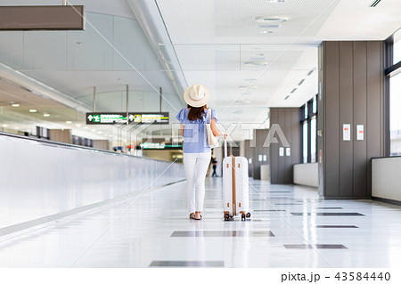若い女性(空港） 43584440