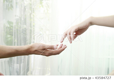 二人の手 43584727