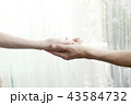 二人の手 43584732