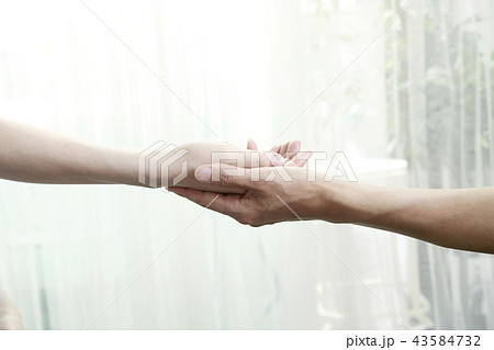 二人の手 43584732