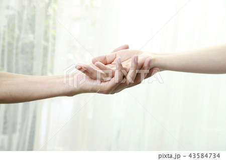 手を取り合う二人 43584734