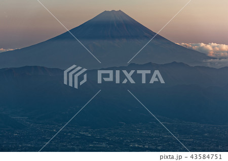 金峰山から見る残照の富士山 金峰山から見る残照の富士山 43584751