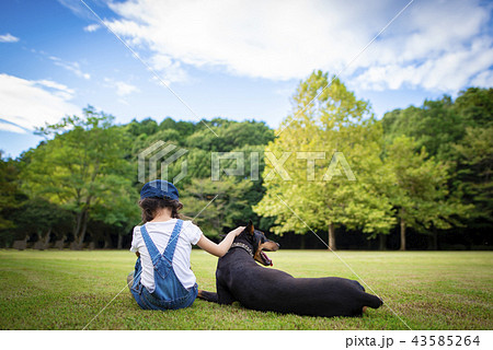 子供と犬 43585264