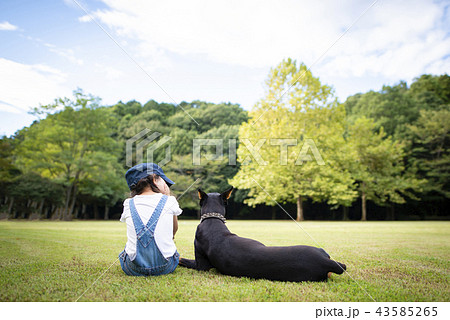 子供と犬の写真素材