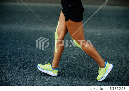 kinesio tape on knee female runner 43585293