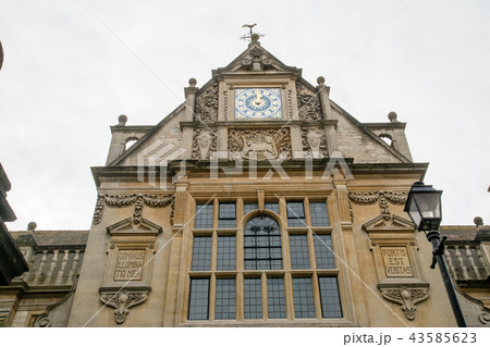 イギリスオックスフォードの石造りの歴史的建物 石造りの時計台 イギリスオックスフォードの石造りの歴史的建物 石造りの時計台 43585623