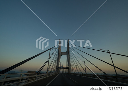 夕暮れ時の瀬戸大橋 車中からの撮影 櫃石島橋 の写真素材