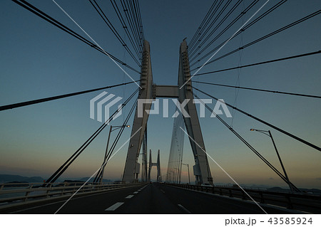夕暮れ時の瀬戸大橋 車中からの撮影 岩黒島橋 の写真素材