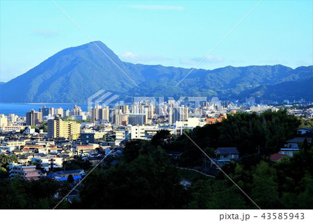 夕日を浴びた別府市街と高崎山 43585943
