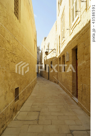Empty alley in Mdina. 43586591