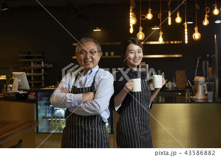 人物 カフェ 高齢者 43586882