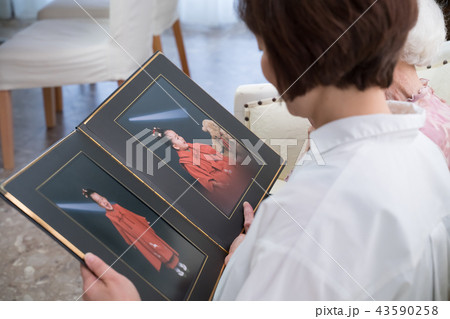 写真を見るシニアとシルバー 写真を見るシニアとシルバー 43590258