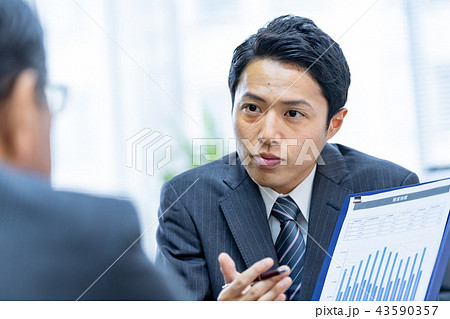 ビジネスマン、コンサルタント、商談、提案、ミーティング 43590357