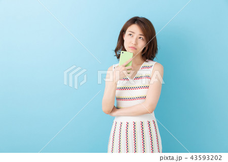 電話をする女性 考える 電話をする女性 考える 43593202