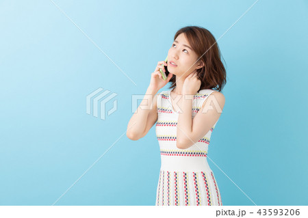 電話をする女性 考える 電話をする女性 考える 43593206