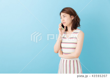 電話をする女性　考える 43593207