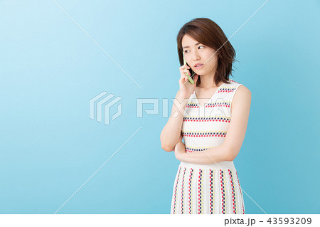 電話をする女性 考える 電話をする女性 考える 43593209